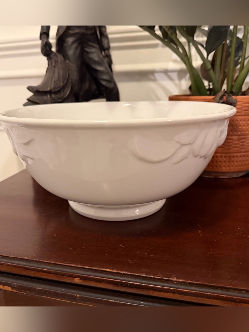 VTG Vietri White Ceramic Serving Bowl with Raised Leaf Motif